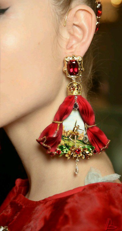 Choukilly's tweet image. Theatrical art meets statement earring | Dolce and Gabbana Alta moda.