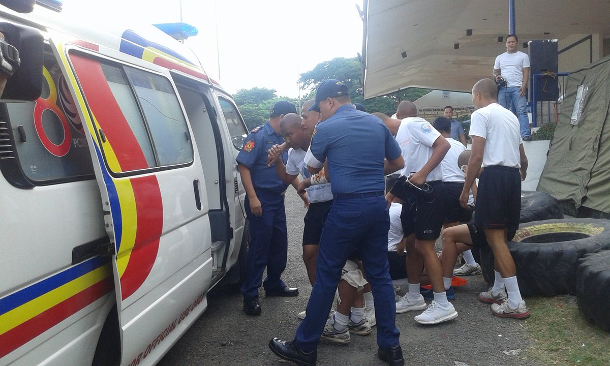 jochellaaa's tweet image. Isa pang ambulasya dumating upang isugod ang mga sugatan sa pinakamalapit na pagamutan. #MMShakeDrill