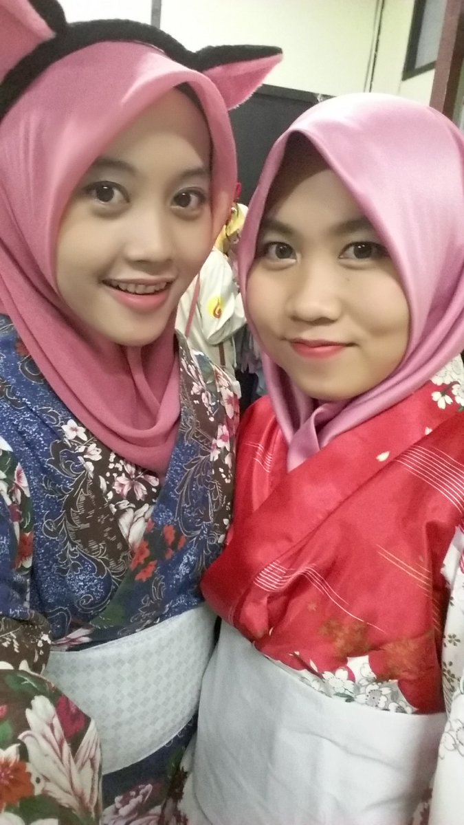 Inmasdian17's tweet photo. @jamanlo @gelarjepangUI Pengalaman paling berkesan adalah ketika bisa nyobain Yukataaaa..  Apalagi pas di #GJUI22  Bareng bestie 😉 https://t.co/5I4mMkzkNz