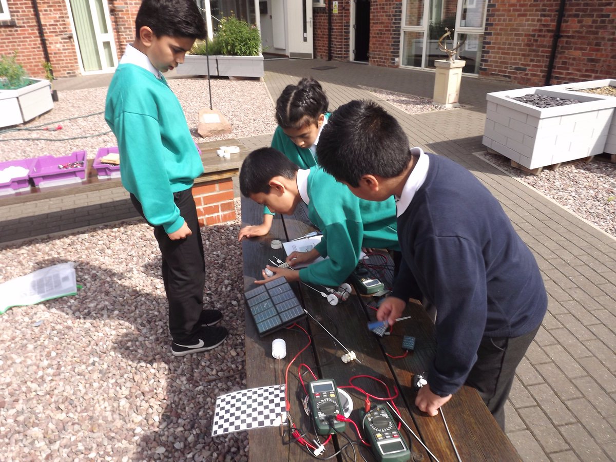 Scott_Walker_1's tweet photo. #Stoke, came2 @KeeleUniHub 4a #ScienceDay They experienced the #Stardome undertook #EcoDetectives &amp; built #SolarPowerCars! @Ogdenprimary (2) https://t.co/o5uIEEl7pU