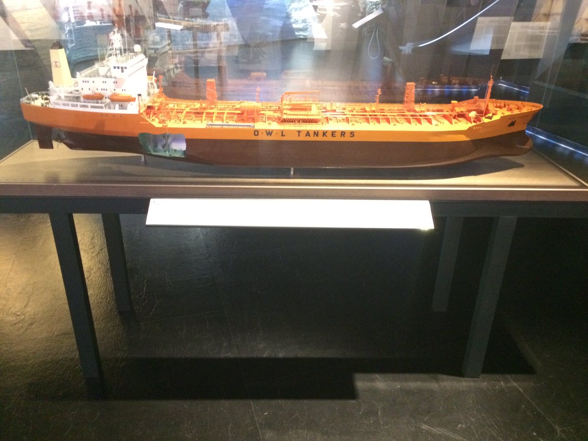 vanessa0jerome1's tweet image. Super tanker, super transporteurs, plateformes offshore... #capitalism #oildependance #notsustainable 😠🌍 On change de système ?