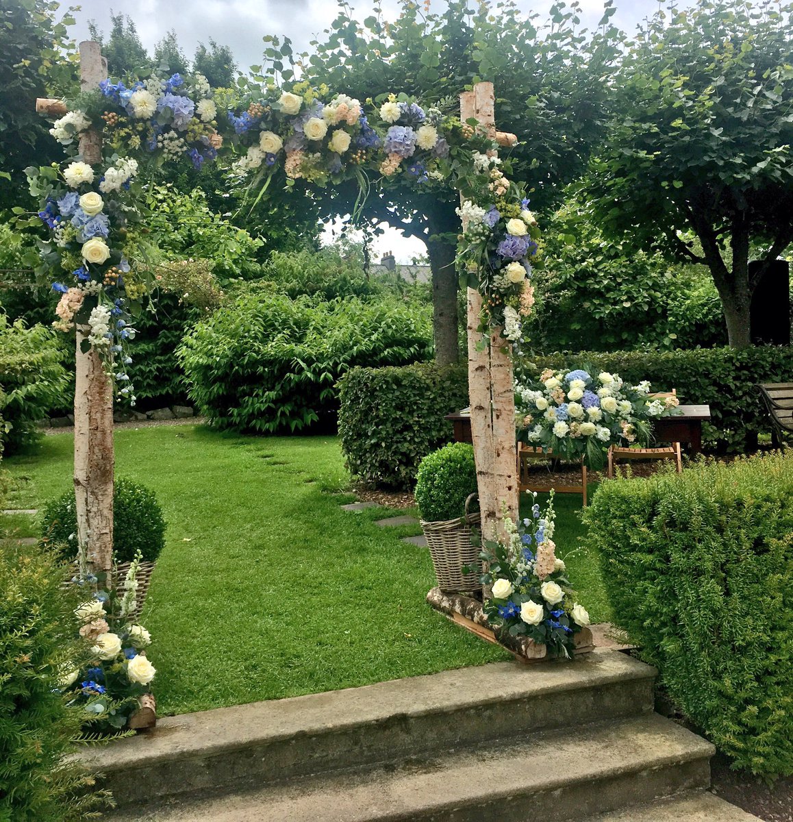What a beautiful #FloralArch for Peter and Hannah's wedding here today by #HouseOfElliott 🌸