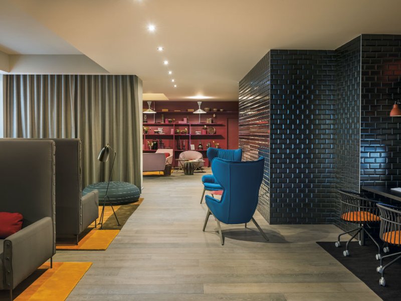 Wombee_fr's tweet photo. @okkohotels renverse les codes du haut-de-gamme 😲 sur le #Womblog #Hotellerie #Tourisme https://t.co/qam8Icf8up https://t.co/1ksUXHefy8