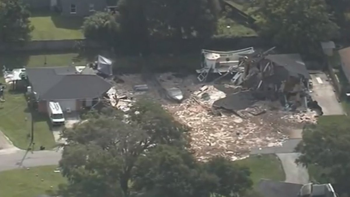 WATCH LIVE Massive 200-foot hole swallows 2 homes in Florida neighborhood bit.ly/2sYbxDg https://t.co/qrnFlhCENh