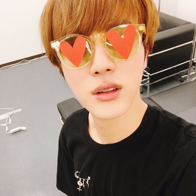 HongQuan_Doan's tweet photo. OMG...>_< 귀여운 너무😊😍🖼️
Oh...He is...!!!😳
#JIN
#JIMIN
#BTS_twt
#Instagram
#DafBama2017_BTS
#BTSVMAs #BTSforVMAs https://t.co/HU8XvguyID