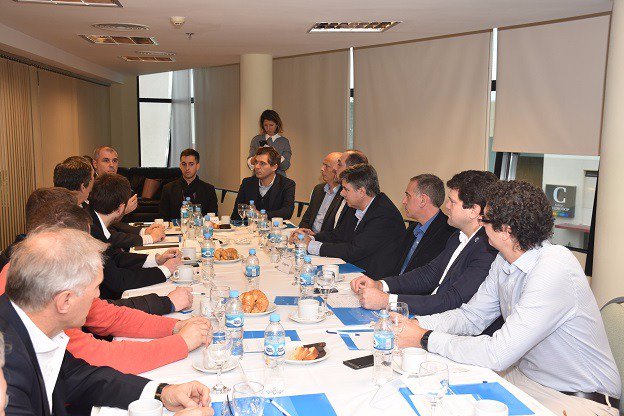 El Subsec <a href="/TomasGrunhaut/">Tomás Grunhaut</a> junto a <a href="/guga/">Wanda Cornish</a> meyer, dialogan com pymes cordobesas en un desayuno de trabajo en el marco del #DiaPyme