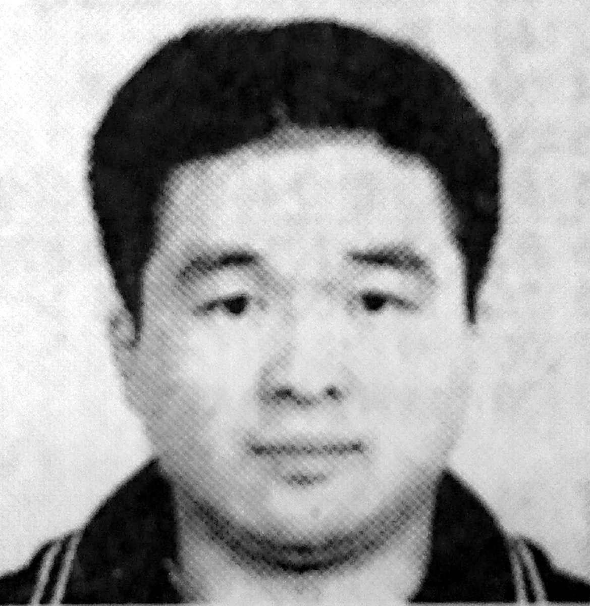 JapanRedArmyBot's tweet photo. 山田義昭の出頭(1986年)
日本赤軍との折り合いの悪さから日本へ密かに帰国し、両親に付き添われ警視庁に出頭。取り調べに対し、「太りすぎて体力的にコマンドとしてやっていけなくなった」と述べた。当時の山田の体重は90キロに達していた。 https://t.co/2S0Lluwduc