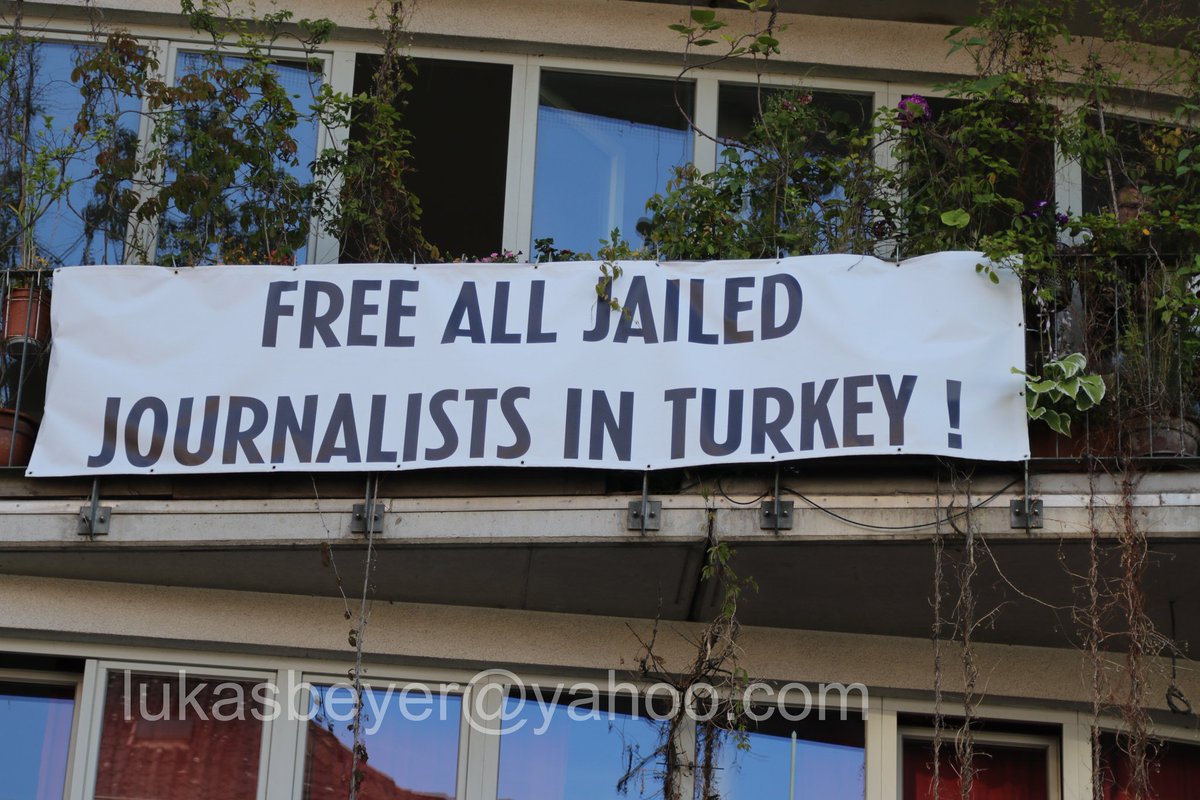 LukasBeyerFoto's tweet photo. Über 150 Tage sitzt der Journlist Deniz Yücel in der Türkei im Gefängnis. Bei #nog20 gab es Solidaritätsbekundungen. #FreeDeniz #G20HAM17 https://t.co/6XvUr1tEDV