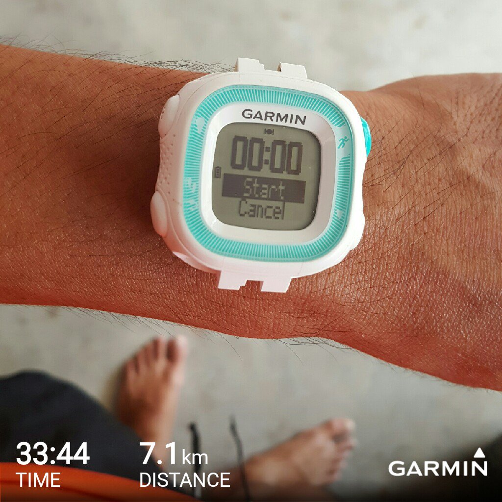 KFaiwan's tweet photo. 2017 Garmin limited edition strapless forerunner15 #garmin #beatyesterday #running #forerunner15 #runforbettertoday #onebearstory https://t.co/EpIScZjnSg