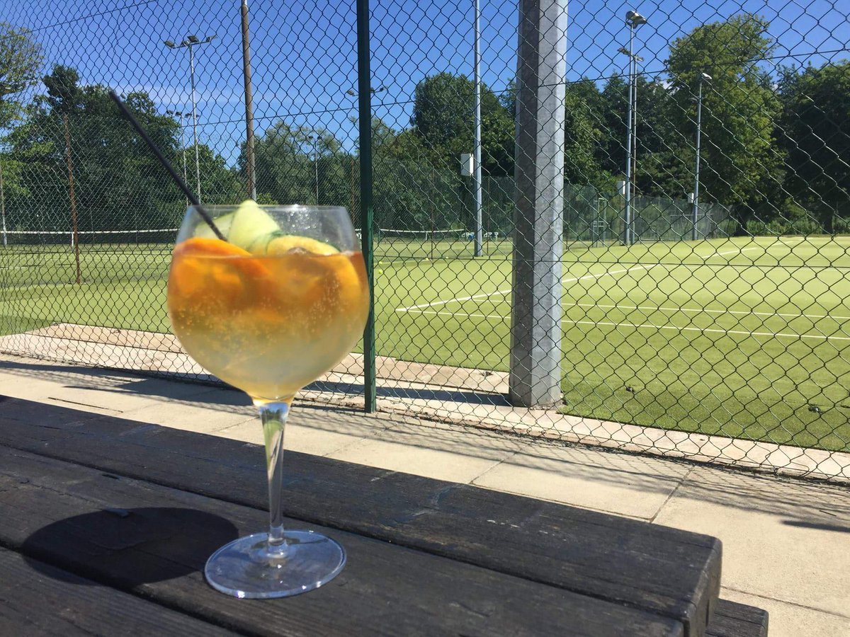 #Wimbledon finals weekend <a href="/BelfastBoatClub/">Belfast Boat Club</a> enjoy Pimms cocktails, cream scones and strawberries &amp; cream while watching! #pimmsoclock
