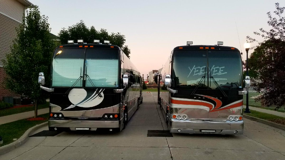 FreedomTheBus's tweet image. Beautiful fall (like) morning in Cudahy, WI. Come down to City Limits for a rowdy night with @FM1061 and #GrangerSmith #YeeYeeNation
