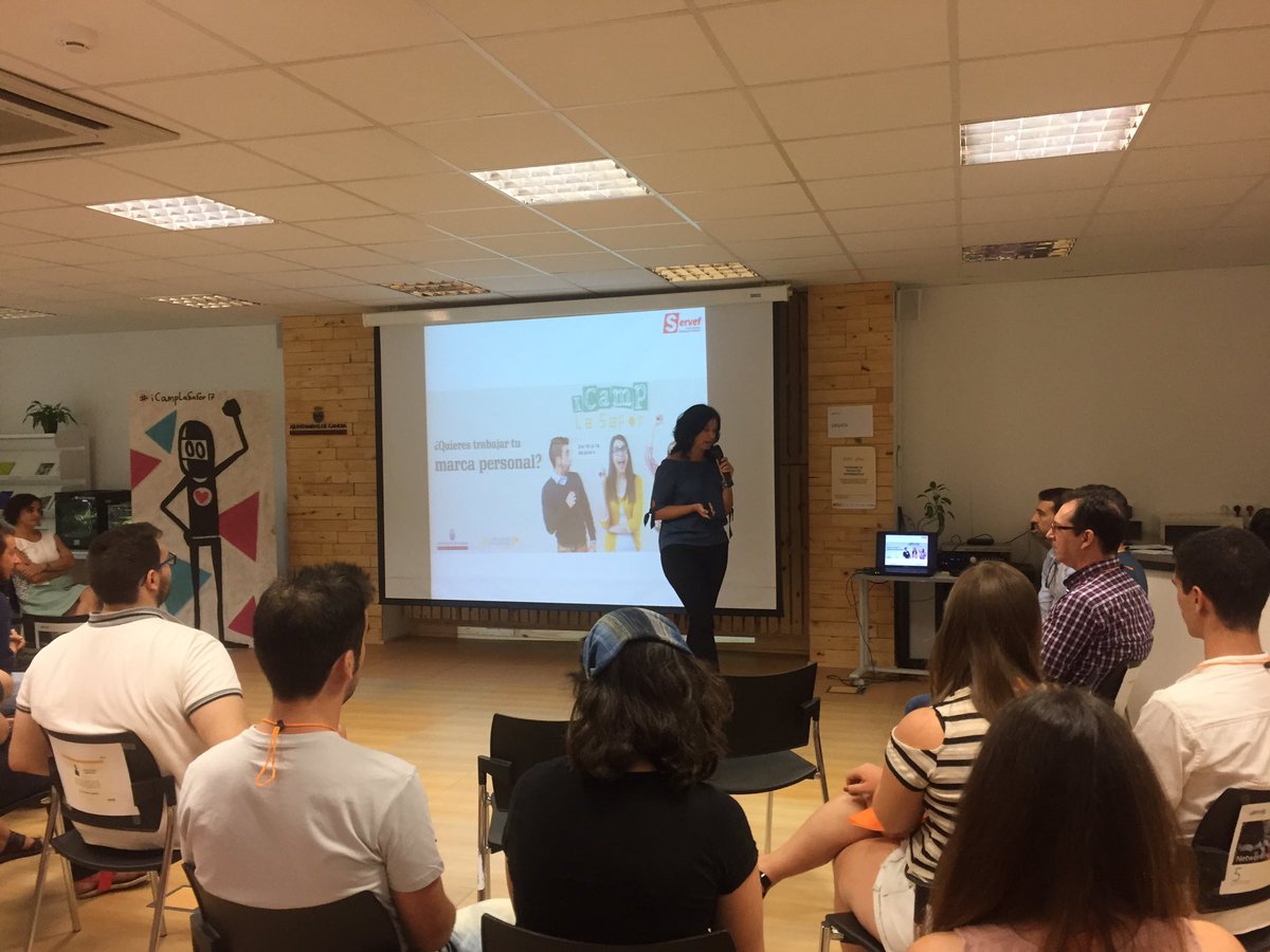 Posiciona20's tweet photo. Amalia López, community manager del Servef, en iCamp La Safor. Aprendiendo muchísimo de los grandes! #Posiciona2 https://t.co/FBpmUaspVk