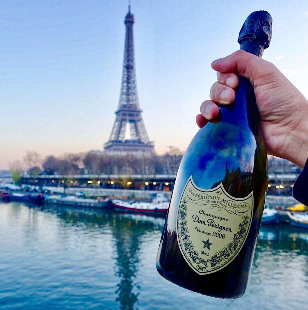 Happy #BastilleDay! 😍🇫🇷🍾 #OnceUponAWine sipping on #domperignon by the #SeineRiver 😍🎉🥂 Vive La France! 🍾🥂🇫🇷❤️🎉#FrenchNationalDay #champagne
