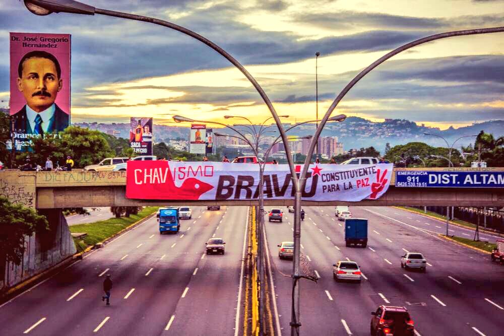 OrlenysOV's tweet photo. EL CHAVISMO LLEGÓ A ALTAMIRA y le dejó un mensaje claro a la derecha: ¡La Constituyente para la Paz SÍ VA! @NicolasMaduro #14Jul https://t.co/B7fVKdFztO
