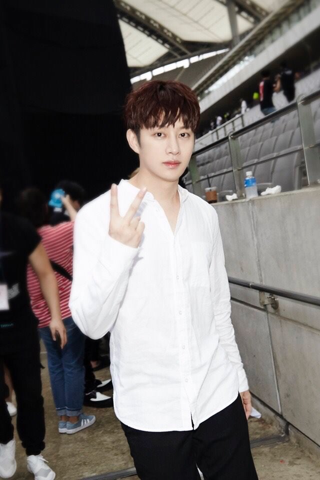 HeeChulThaiFan's tweet photo. SMT Backstage #Heechul https://t.co/J1qAPFZn0H