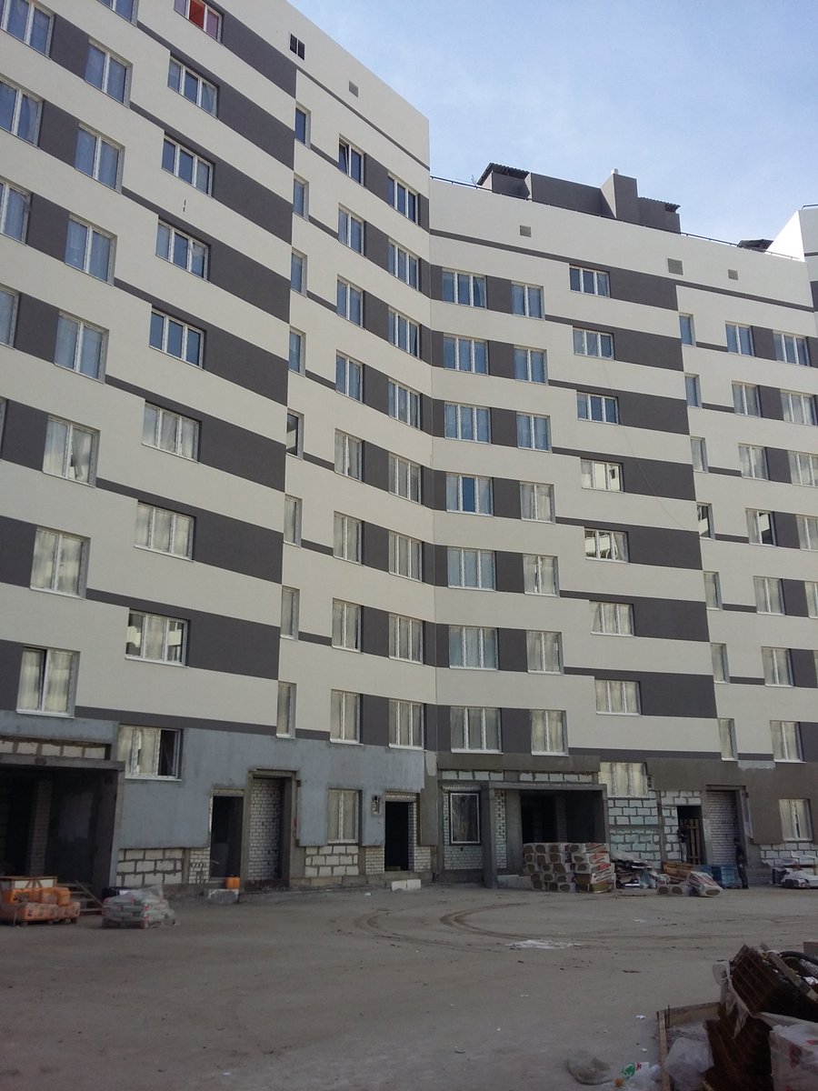 Marshal_Grad's tweet image. Завершена отделка "круга", застеклены балконы, залита внутренняя площадка двора, в подъездах кладется плитка и ведется штукатурка стен.
