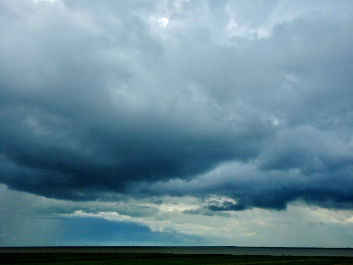 jancboejens's tweet photo. Dreigende #Mooieluchten boven #Amlend,en de #Waddenzee. https://t.co/W3x1wT8vjf