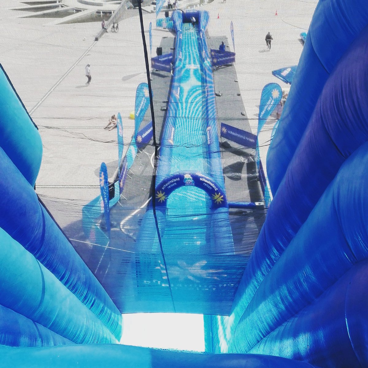 Wie wär's mit ner kleinen Rutschpartie ins Wochenende? #mediapark #köln #cityslide #riesenwasserrutsche