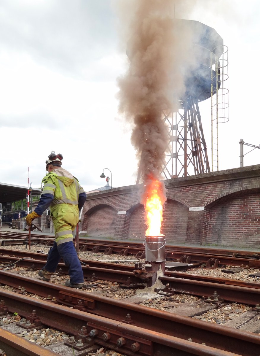 StruktonRail's tweet photo. Vuurwerk in het @Spoorwegmuseum! Onze lassers zorgen voor een soepeler gang van de #Arend over het spoor https://t.co/QWaerJCJkJ