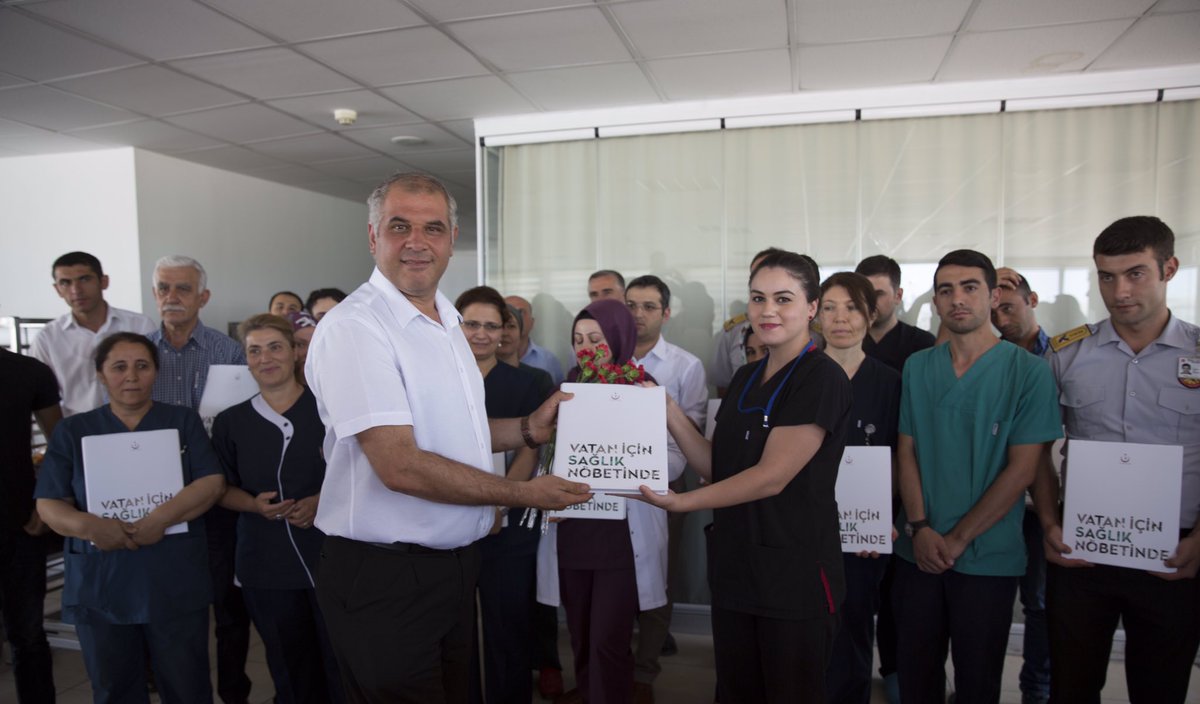 Gölbaşı Devlet Hastanesi’ndeki buluşmada sağlık çalışanları, gazi ve şehit yakınlarına Vatan İçin Sağlık Nöbetinde kitabını hediye ettiler.