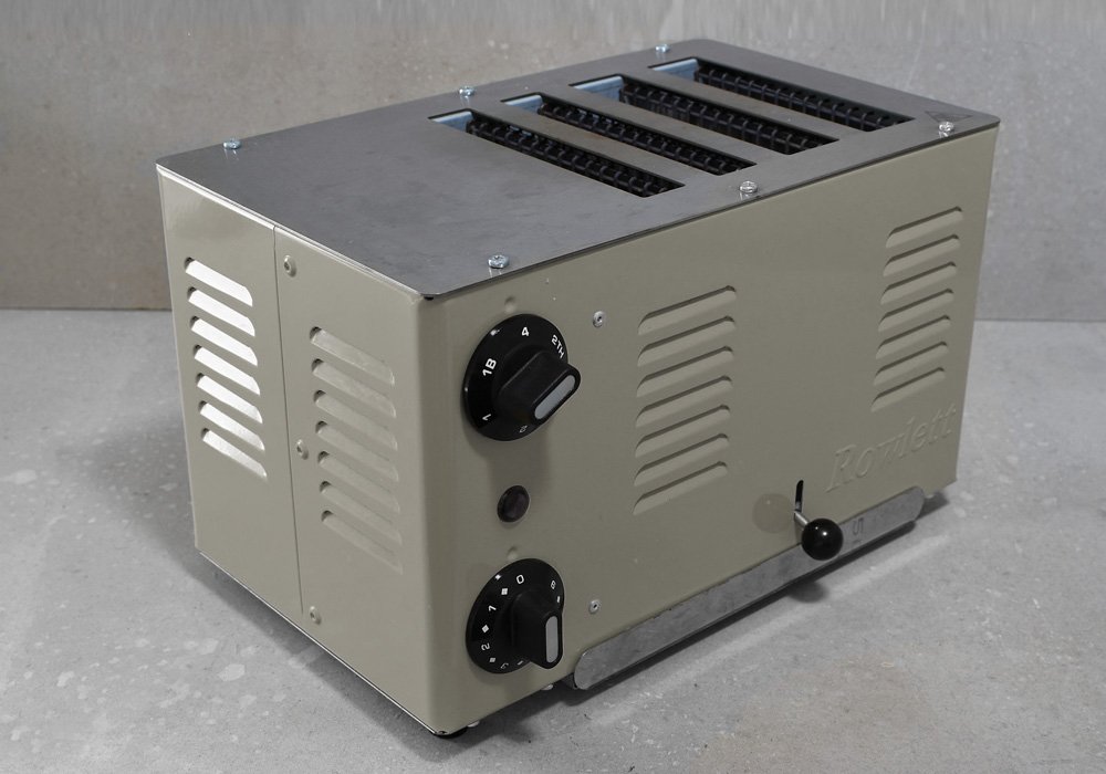 MadeGoodShop's tweet image. This amazing toaster is built to last. 100% repairable, all spares available for models going back to the 1960s!  #BristolRepairCafe