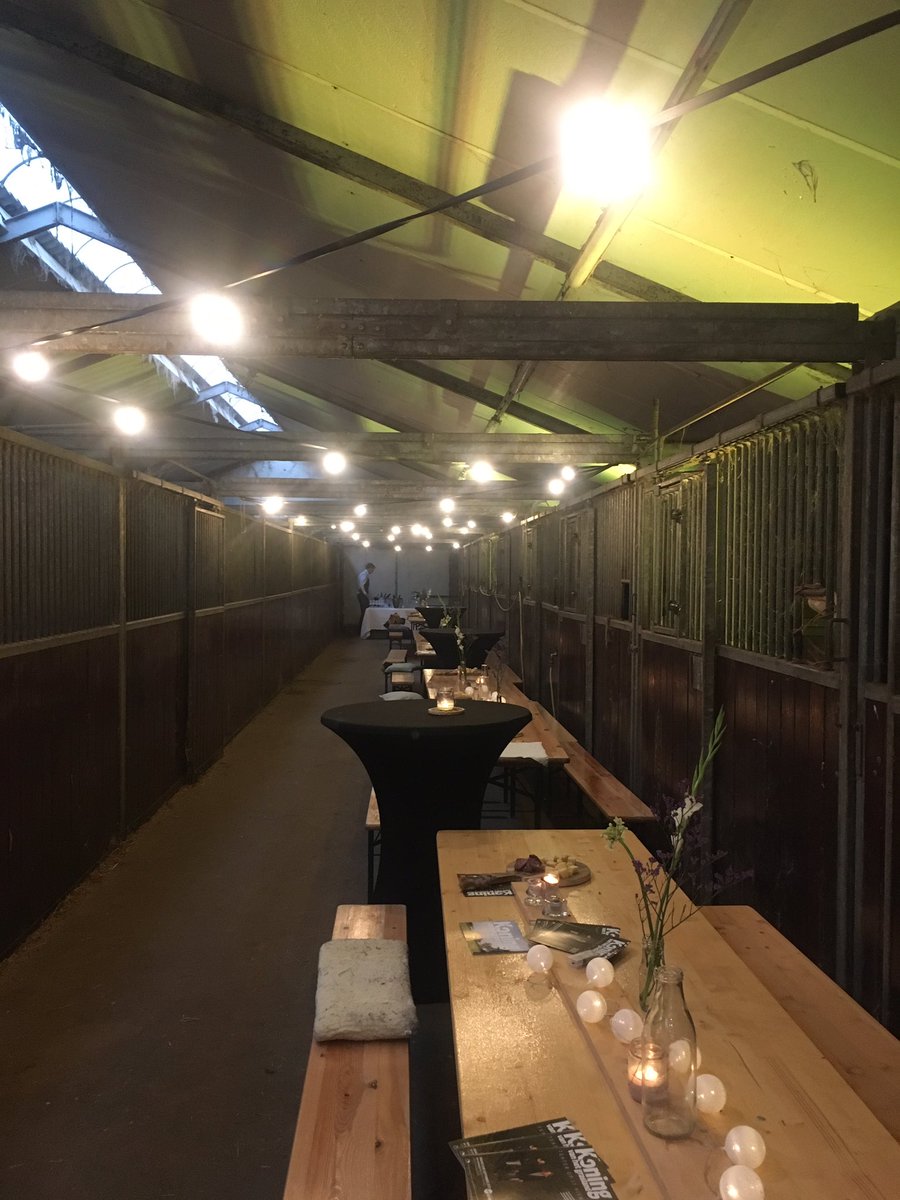 Wachten in Oudemirdum: het <a href="/Rabobank/">Rabobank</a>-publiek geniet van voorstelling Koning van het Grasland. <a href="/LOKAAL55/">LOKAAL55</a> doet de borrel.