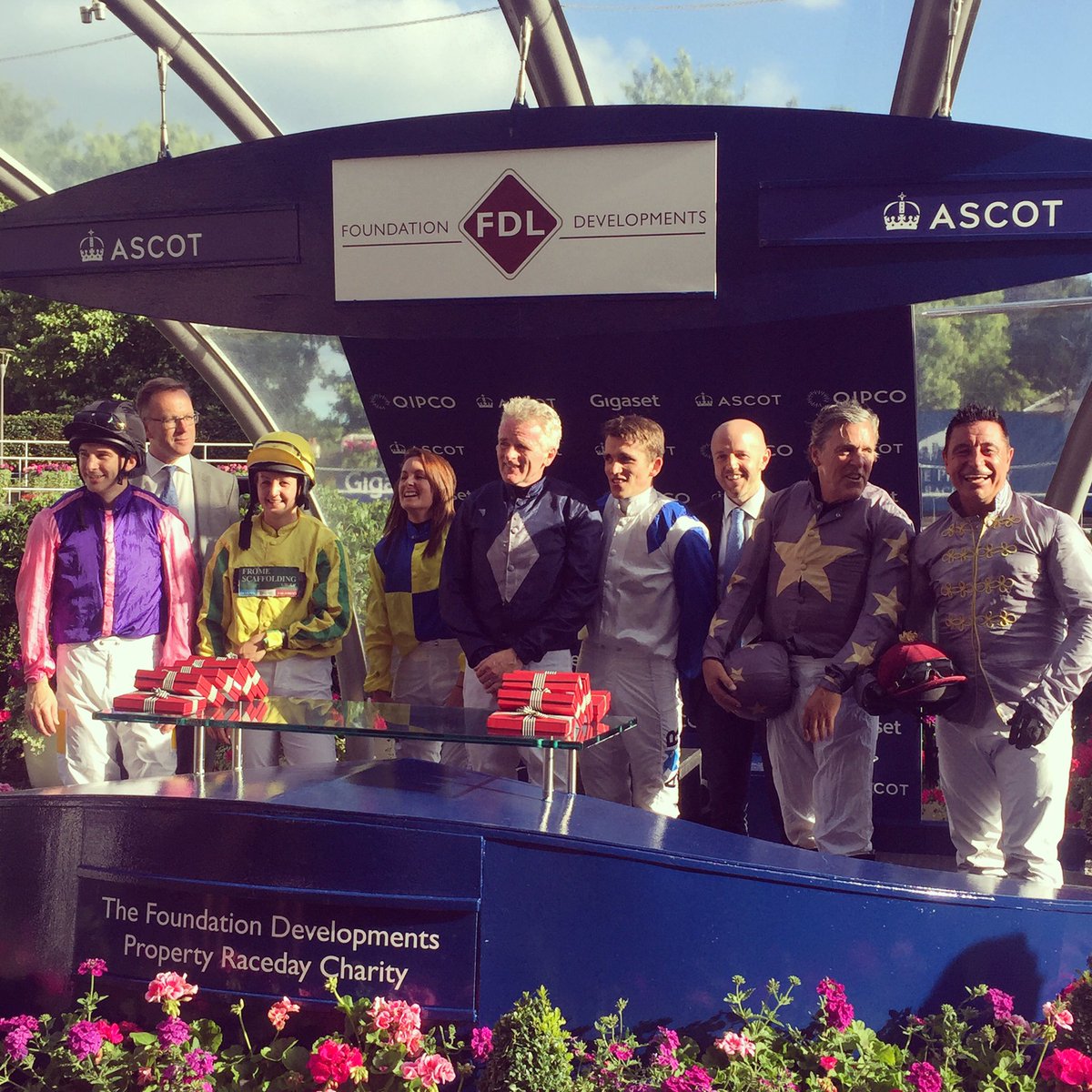 armstrongevent's tweet photo. Cracking day @Ascot raising lots of £££ for 4 kiddies charities @propertyraceday big thx @Catters61 for hosting &amp; tipping! #prd2017 https://t.co/Cge1GRJ0lN