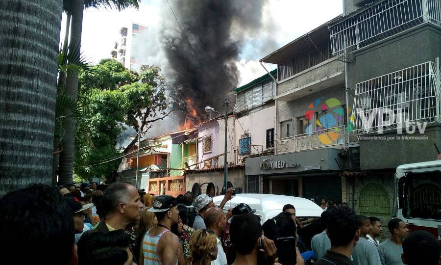VPITV's tweet photo. #14Jul Fuerte incendio se registra en una pensión de la calle Los Mangos en Sabana Grande #Caracas 2:49 p.m. https://t.co/boQXj78ivS