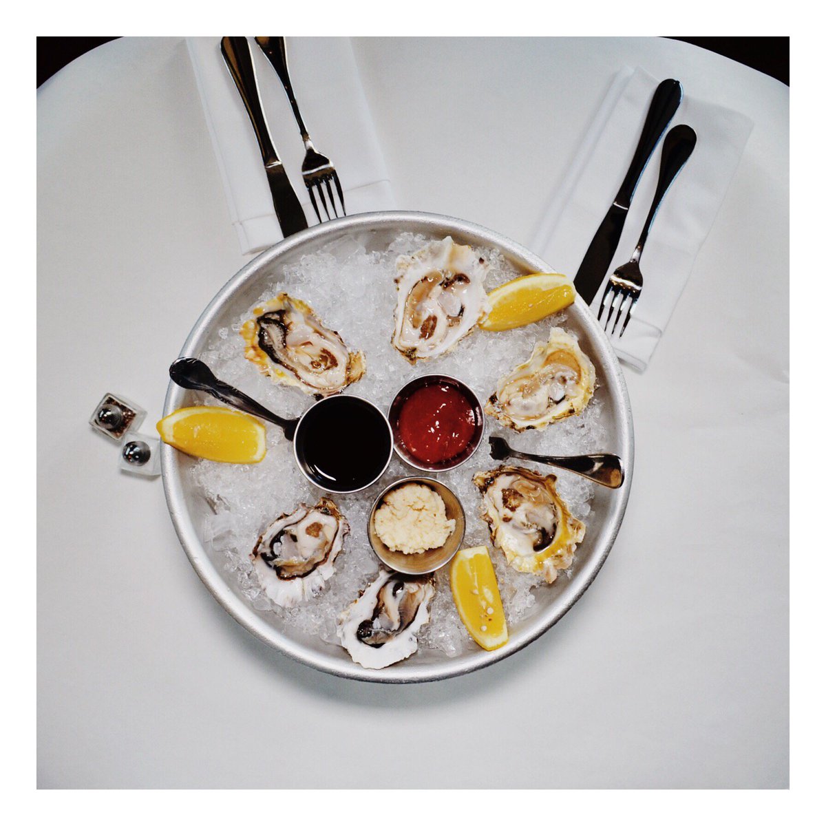Weekend time calls for oyster time! Enjoy fresh, delicious oysters for half the price every Friday at Caulfield's #CaulfieldsBH #SIXTYhotels