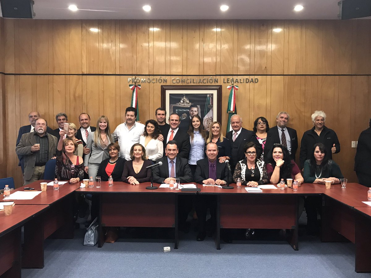 LAURAZAPATAM's tweet photo. A toda la comunidad artística de México , hoy es un día histórico se firmó un Acuerdo de Concordia y Entendimiento , gracias @avanterafael https://t.co/YEWki4nY0Y