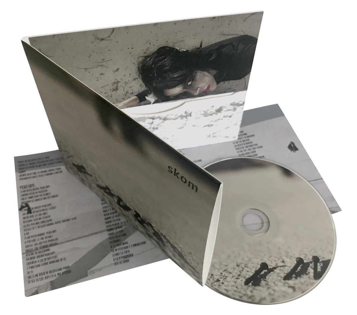 authoringit's tweet photo. Questo è il fantastico #CD degli #Skom uscito per @PippolaMusic : un #DIGIFILE a 2 ante in cartoncino plastificato opaco. Immensi!!! https://t.co/0H8DHUBcap