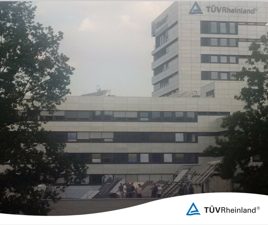 tuvcom_industry's tweet photo. Ein Blick auf das Outdoor-Testfeld der #TÜVRheinlandSolar-Kollegen, die eine Führung durch das & auf dem #Solarlabor machen. #TRhub @ https://t.co/grOIe3C1AH
