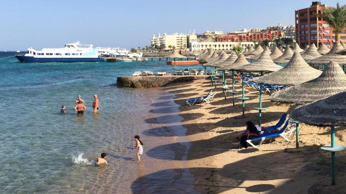 ntvde's tweet photo. Attentäter festgenommen: Angreifer ersticht Touristen in Hurghada https://t.co/YVToKwSbeK https://t.co/hOfh8qzwGL
