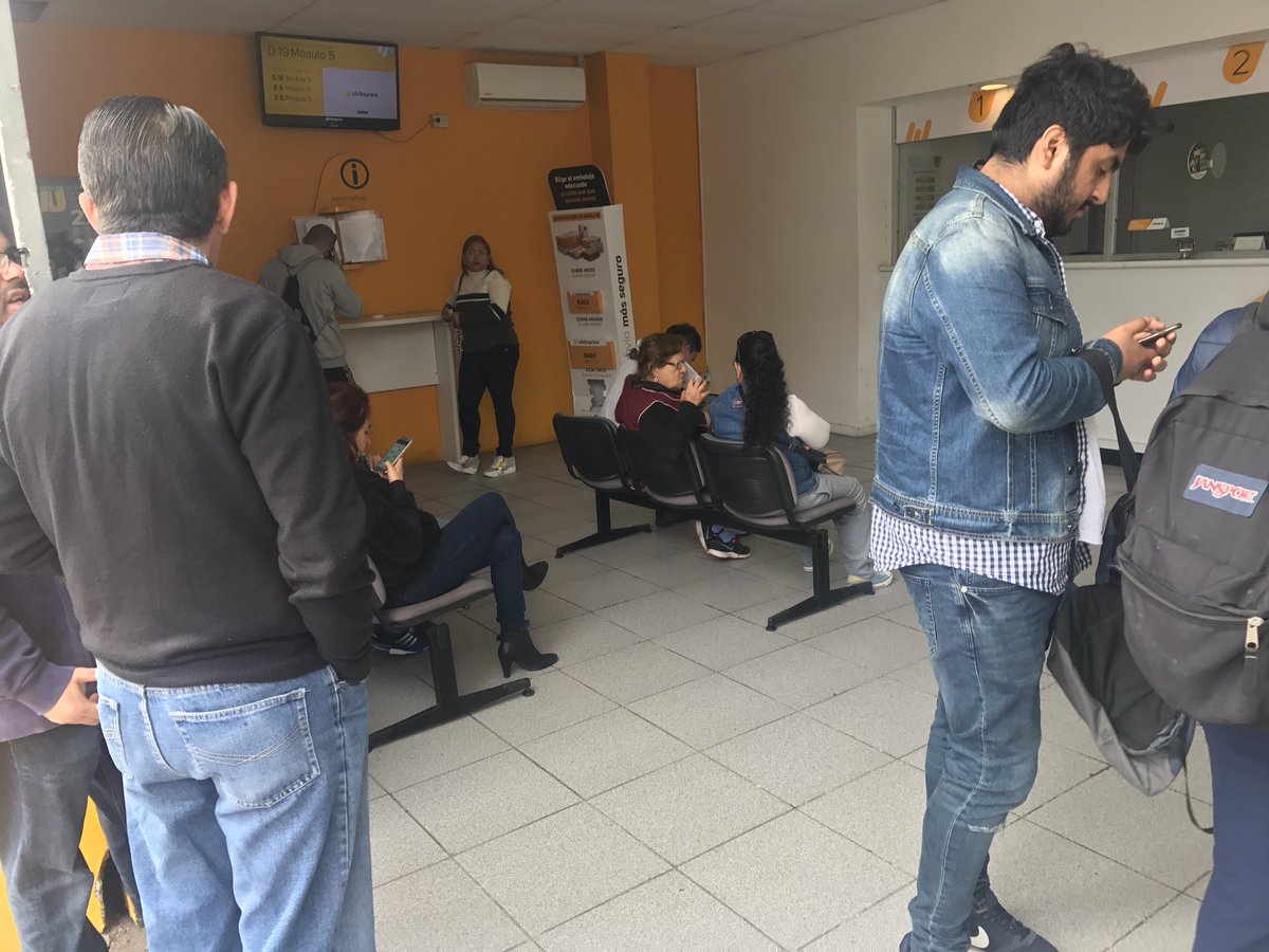 Jaahen's tweet photo. Situación recurrente en @Chilexpress antofagasta Latorre .... solo dos cajas atendiendo .. https://t.co/9BvCMuCfjB