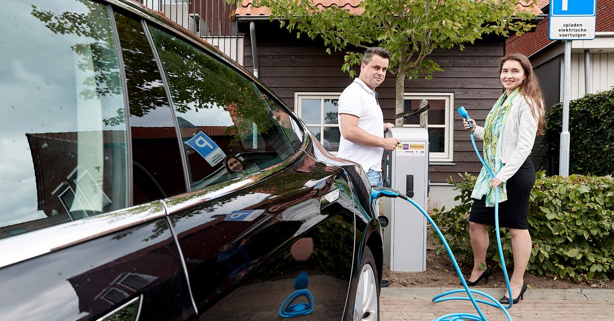 Vandaag hebben we samen met Nuon de eerste van 1.250 slimme laadpalen in Limburg en Brabant geplaatst. Lees verder: bit.ly/Heijmans_laadp…