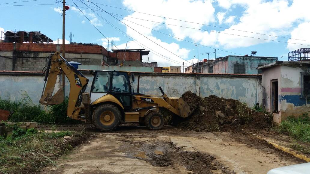 base4csgdc's tweet photo. EN ACCIÓN|| Recoleccion de escombros en el Cementerio General del Sur #SeguimosTrabajando
#PorAmorACaracas
#GDC
#VenezuelaVotaEn16Dias https://t.co/77S5LfNj8z