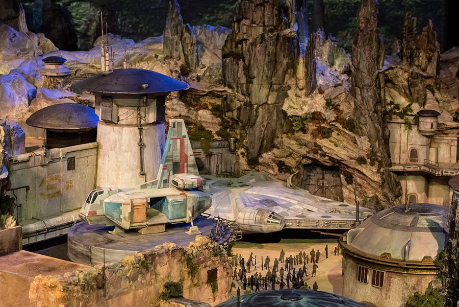 DigitalReview_'s tweet photo. Disney offers a first look at Star Wars land https://t.co/OIp2tvvI7o https://t.co/gIv2u44Eax