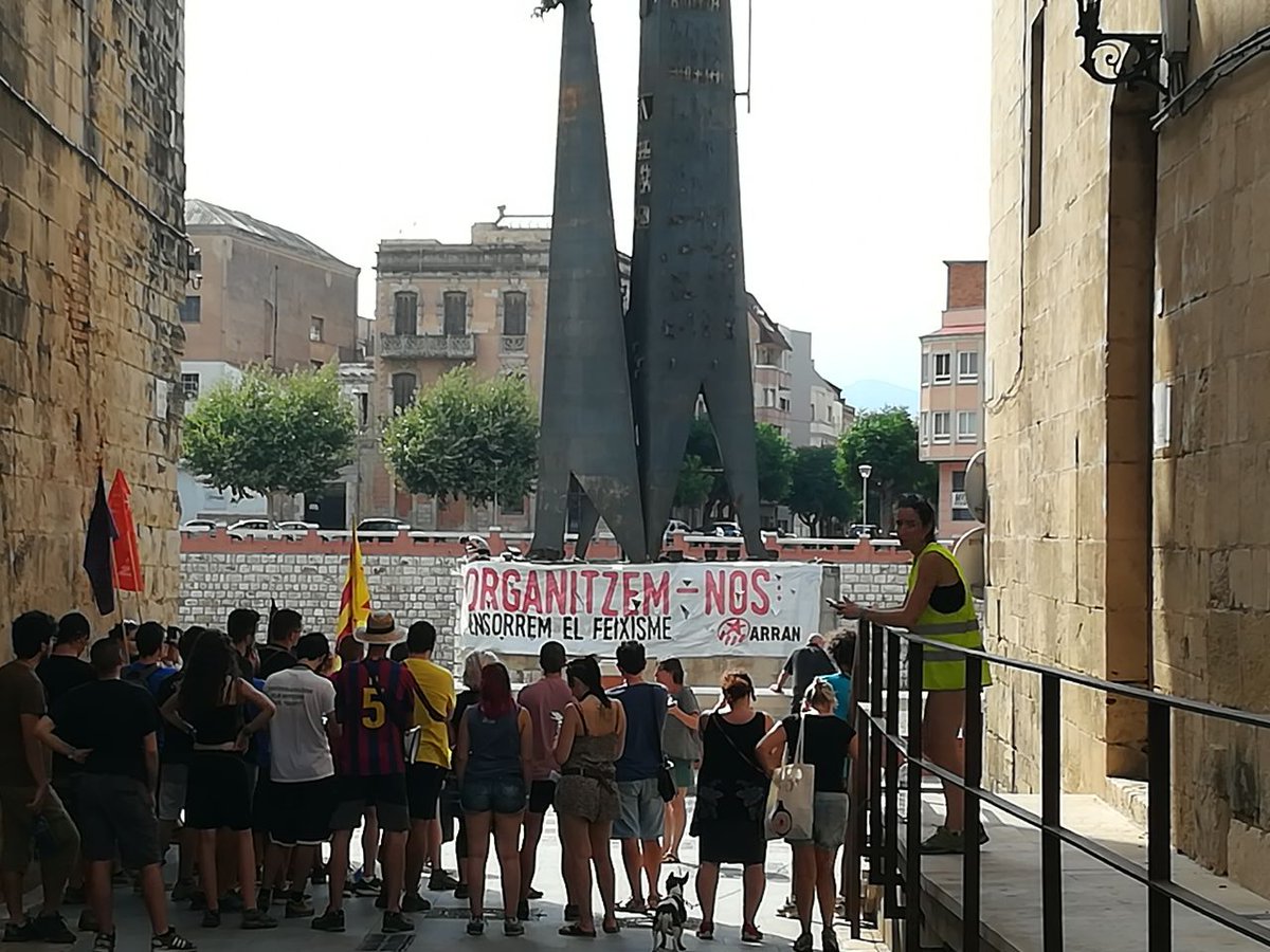 Acció d' <a href="/Arran_jovent/">Arran</a> contra el monument franquista de #Tortosa.