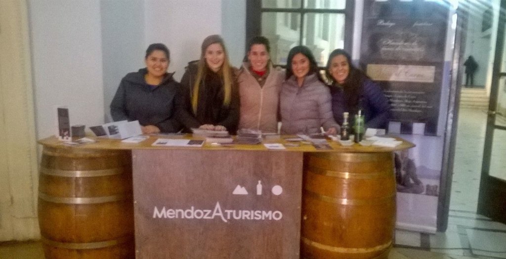 turismomaipumdz's tweet photo. #Ahora representantes de Cámara de Turismo Maipú reciben a turistas en el @enteturismomza #VisitáMaipú #Bienvenidos https://t.co/izalwOo8st