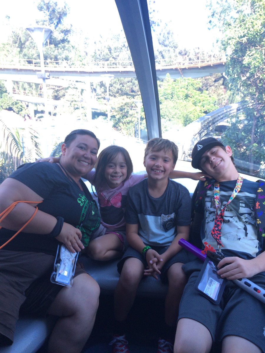 Jeda1015's tweet photo. Riding in front on the monorail in Disneyland with my munchkins #disgiveaway https://t.co/gxoJqrZSPO