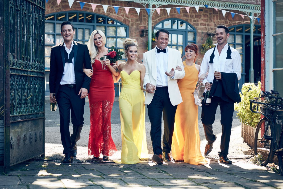 Hollyoaks's tweet photo. 🎉 🙌 😲 😁 🤗 😍 #HollyoaksReunited 😍 🤗 😁 😲 🙌 🎉 https://t.co/LXAbIOjoBq