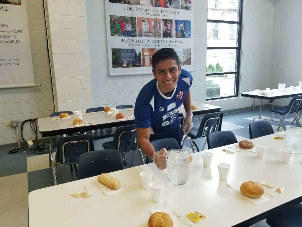 Sound of Gol (@sound_of_gol) on Twitter photo Nuestro equipo U20 se dedicó esta mañana a ayudar a familias que no cuentan con alimentos o albergue en Paterson. <a href="/DoGoodLiveWell/">DoGoodLiveWell</a> Nuestro equipo U20 se dedicó esta mañana a ayudar a familias que no cuentan con alimentos o albergue en Paterson. <a href="/DoGoodLiveWell/">DoGoodLiveWell</a>