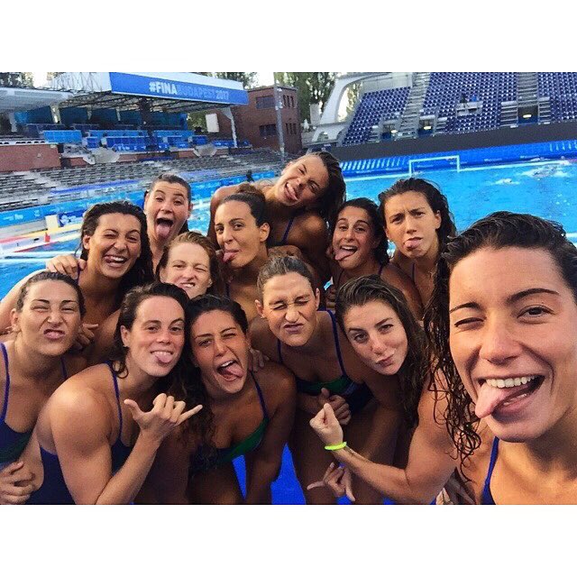 Foto di squadra...
Non poteva mancare!!🔝✔️🇮🇹👯
#siamopronte #crediamoci #forza7rosa 💪🏼🇮🇹 #bellenoi #faccebelle 😂
#Budapest2017
#7rosa 💙🇮🇹
