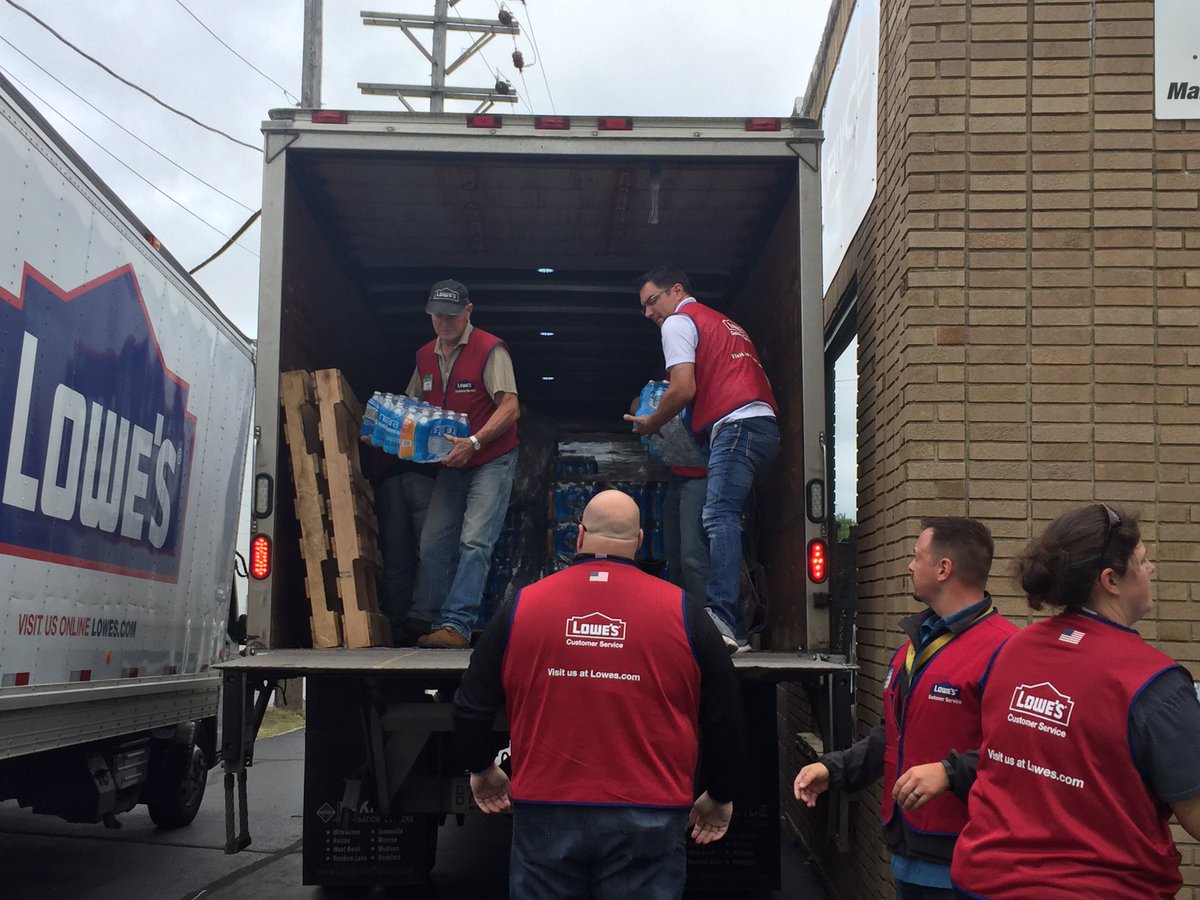 KerryWilm's tweet photo. Making a difference in someones day!!Flooding in Burlington,WI &amp; surrounding towns.TY to 2309, 2554,&amp;2545 for the support @HR4Connected https://t.co/DrArKdkJzN