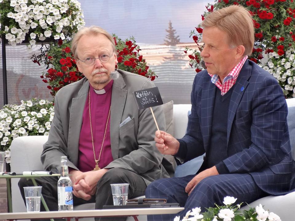 kirkko_evl's tweet photo. Ketään ei jätetä ja 1100 muuta muutostoivetta #Muutosterassi'lla #SuomiAreena'lla. @ArkkipiispaEVL @PekkarinenMauri
https://t.co/qdGIra8B5Q https://t.co/TtLYPiqecT