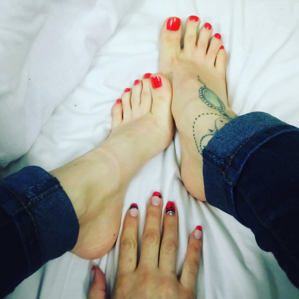 Fetish_Club's tweet image. ¿Estas dispuesta a mostrar tus preciosos pies? Nosotros promocionamos tu cuenta totalmente gratis . Solo pídelo ^^