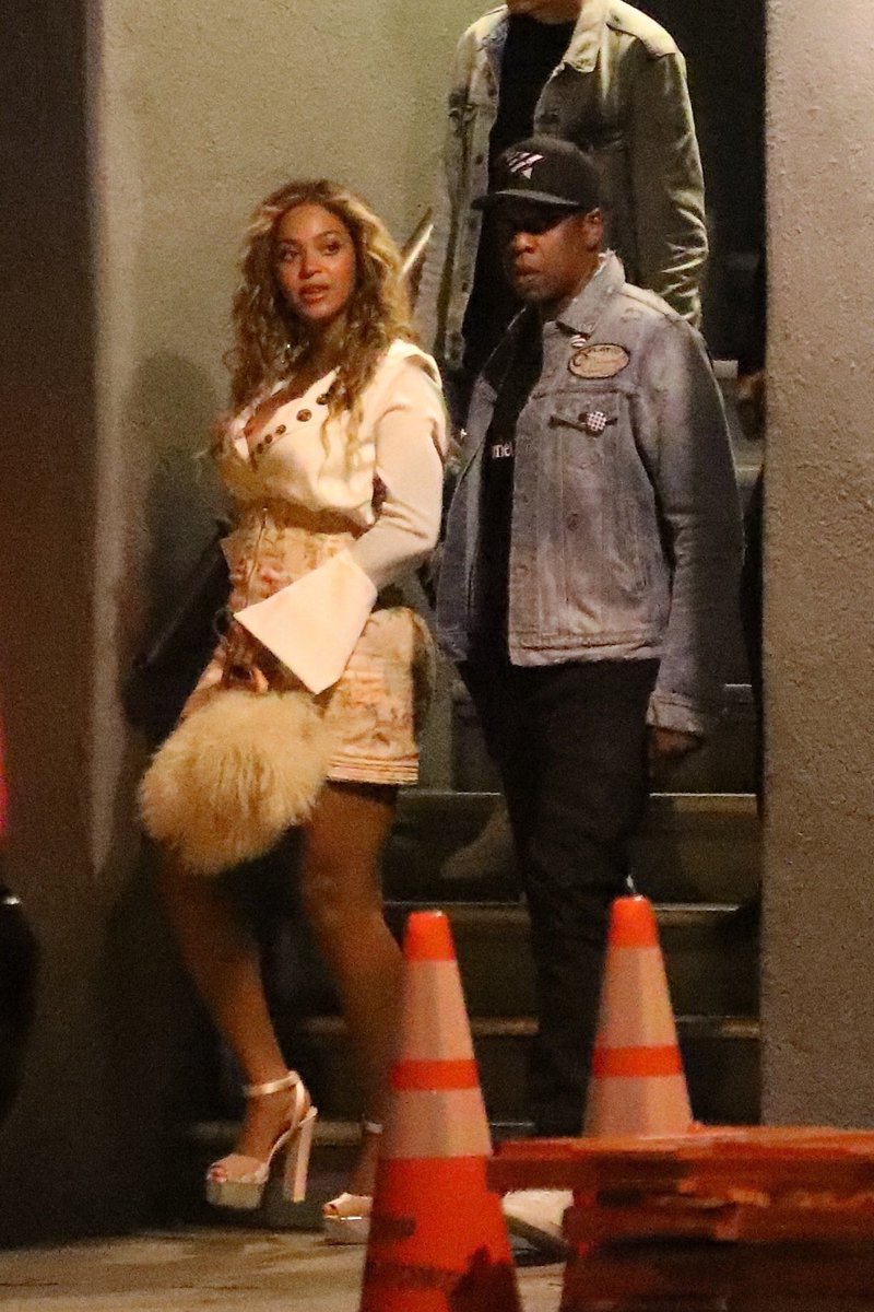 fvshiondvting's tweet photo. #SnapBackGameStrong Queen B out here doing two changes different heels for each twin. https://t.co/SenXeOsphb