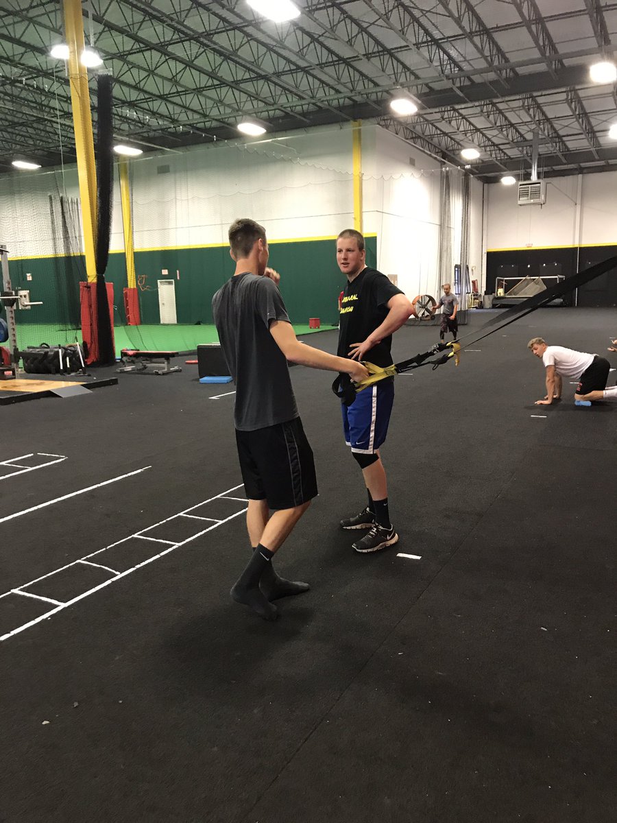 ALysyStrength's tweet photo. When NJAC 🔥of the Year from TCNJ meets TCNJ recruit Joe Felipe #b1stperformance @GallagherBall https://t.co/h4cQQtsF2L