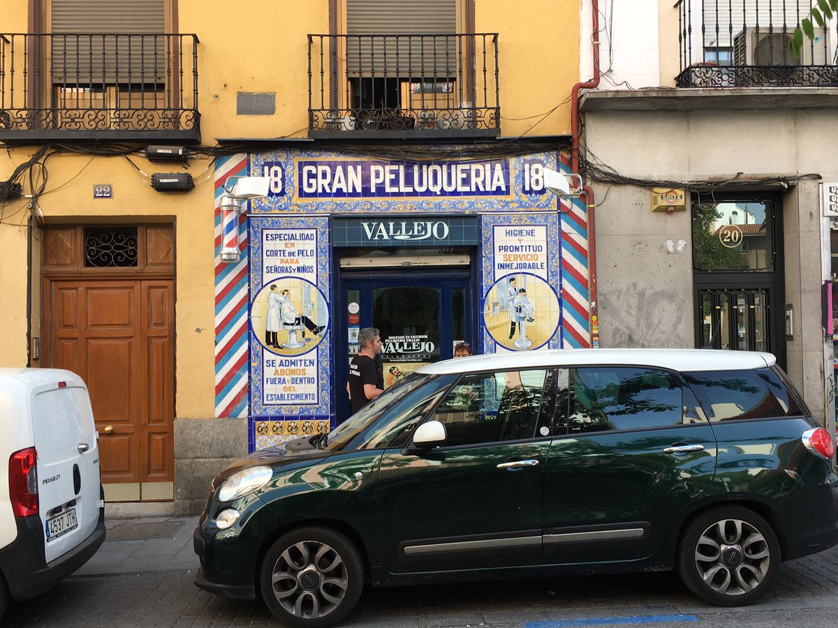SecretosdeMadri's tweet photo. Si ves algo raro en esta foto, dale a RT 😏 #madrid https://t.co/UWT4FKNRoU
