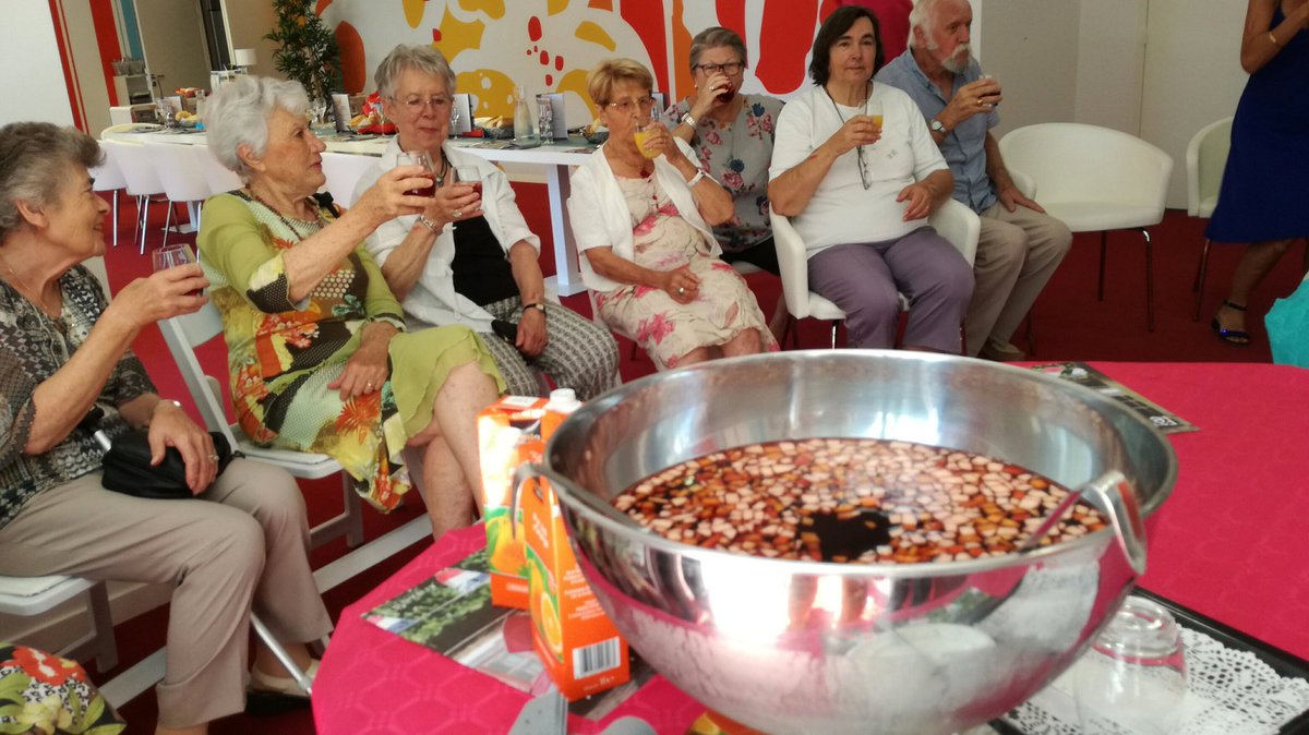 SenManosque04's tweet photo. C'est la #fetenationale aux @senioriales de Manosque. Repas #festif et copieux en attendant le #FeuDartifice @SenManosque04 https://t.co/QLhwRPYX0S